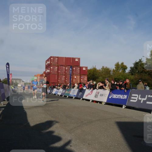 03.10.2025 - Köhlbrandbrückenlauf Matties Gatica Varas http://msf.ph/oto/9164341 03.10.2025 09:52:15 Ziel 1026, 2722, 2937, 3248 meine-sportfotos.de