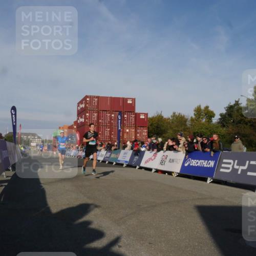 03.10.2025 - Köhlbrandbrückenlauf Matties Gatica Varas http://msf.ph/oto/9164343 03.10.2025 09:52:16 Ziel 2722, 2937, 3248 meine-sportfotos.de