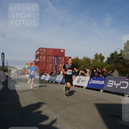 03.10.2025 - Köhlbrandbrückenlauf Matties Gatica Varas http://msf.ph/oto/9164346 03.10.2025 09:52:17 Ziel 2722, 2937, 3248 meine-sportfotos.de