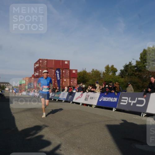 03.10.2025 - Köhlbrandbrückenlauf Matties Gatica Varas http://msf.ph/oto/9164350 03.10.2025 09:52:18 Ziel 2722, 2937, 3248 meine-sportfotos.de