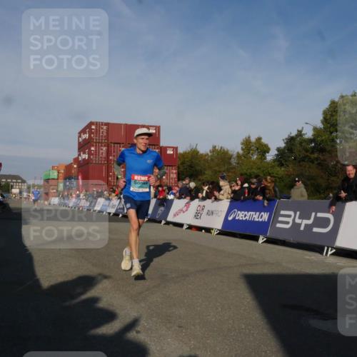 03.10.2025 - Köhlbrandbrückenlauf Matties Gatica Varas http://msf.ph/oto/9164351 03.10.2025 09:52:18 Ziel 2722, 2937, 3248 meine-sportfotos.de