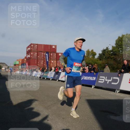 03.10.2025 - Köhlbrandbrückenlauf Matties Gatica Varas http://msf.ph/oto/9164353 03.10.2025 09:52:19 Ziel 2722, 2937, 3248 meine-sportfotos.de