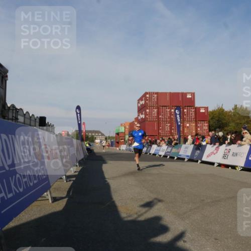 03.10.2025 - Köhlbrandbrückenlauf Matties Gatica Varas http://msf.ph/oto/9164357 03.10.2025 09:52:23 Ziel 2937 meine-sportfotos.de