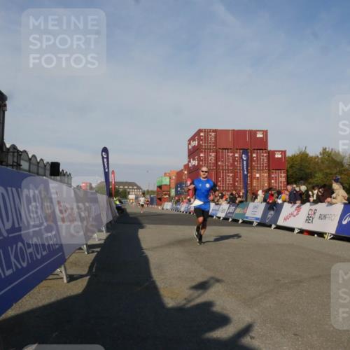 03.10.2025 - Köhlbrandbrückenlauf Matties Gatica Varas http://msf.ph/oto/9164359 03.10.2025 09:52:24 Ziel 2937, 3267 meine-sportfotos.de