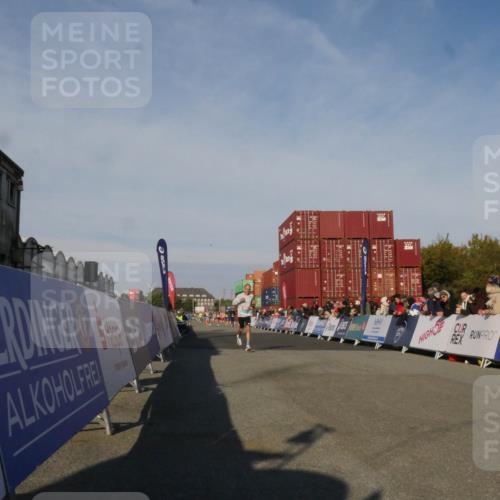 03.10.2025 - Köhlbrandbrückenlauf Matties Gatica Varas http://msf.ph/oto/9164369 03.10.2025 09:52:30 Ziel 3267 meine-sportfotos.de