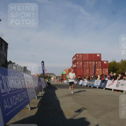 03.10.2025 - Köhlbrandbrückenlauf Matties Gatica Varas http://msf.ph/oto/9164375 03.10.2025 09:52:32 Ziel 3267 meine-sportfotos.de