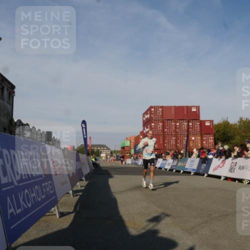 03.10.2025 - Köhlbrandbrückenlauf Matties Gatica Varas http://msf.ph/oto/9164377 03.10.2025 09:52:32 Ziel 3267 meine-sportfotos.de