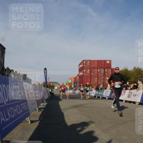03.10.2025 - Köhlbrandbrückenlauf Matties Gatica Varas http://msf.ph/oto/9164392 03.10.2025 09:52:42 Ziel 1019, 1055, 2792, 3008, 3610 meine-sportfotos.de