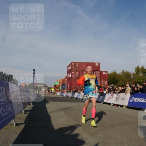 03.10.2025 - Köhlbrandbrückenlauf Matties Gatica Varas http://msf.ph/oto/9164408 03.10.2025 09:52:46 Ziel 1055, 2792, 3008, 3610, 3712 meine-sportfotos.de