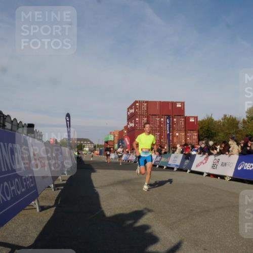 03.10.2025 - Köhlbrandbrückenlauf Matties Gatica Varas http://msf.ph/oto/9164424 03.10.2025 09:52:51 Ziel 2933, 3269, 3629, 3712 meine-sportfotos.de
