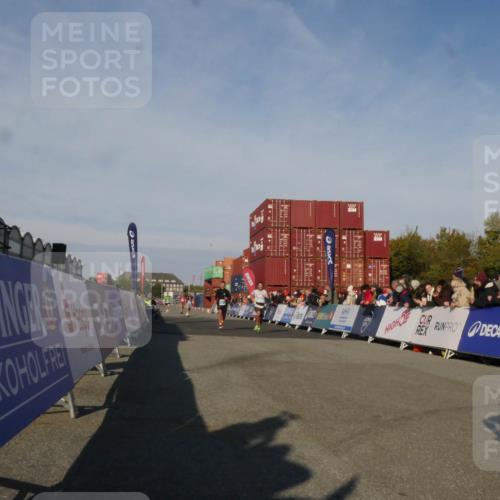 03.10.2025 - Köhlbrandbrückenlauf Matties Gatica Varas http://msf.ph/oto/9164429 03.10.2025 09:52:53 Ziel 2933, 3269, 3629, 3712 meine-sportfotos.de