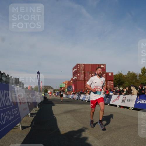 03.10.2025 - Köhlbrandbrückenlauf Matties Gatica Varas http://msf.ph/oto/9164493 03.10.2025 09:53:18 Ziel 1012, 1029, 3618 meine-sportfotos.de