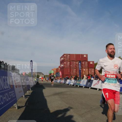 03.10.2025 - Köhlbrandbrückenlauf Matties Gatica Varas http://msf.ph/oto/9164495 03.10.2025 09:53:19 Ziel 1012, 1029, 3618 meine-sportfotos.de