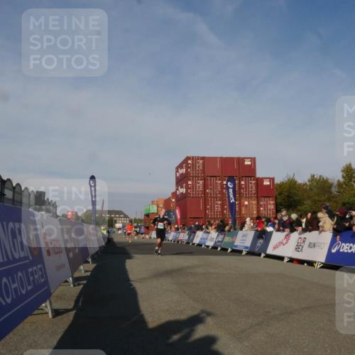 03.10.2025 - Köhlbrandbrückenlauf Matties Gatica Varas http://msf.ph/oto/9164498 03.10.2025 09:53:20 Ziel 1012, 1029, 3618, 3704 meine-sportfotos.de