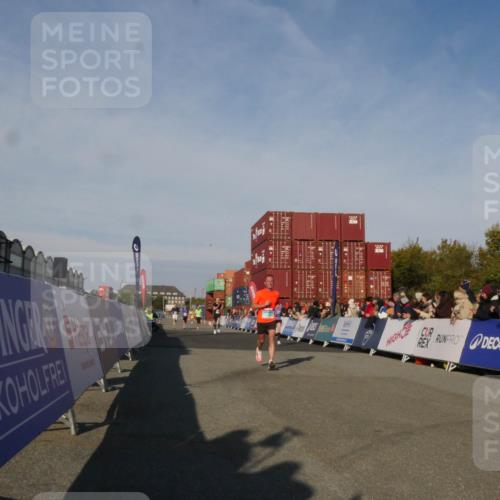03.10.2025 - Köhlbrandbrückenlauf Matties Gatica Varas http://msf.ph/oto/9164524 03.10.2025 09:53:26 Ziel 1012, 1029, 3078, 3299, 3704 meine-sportfotos.de