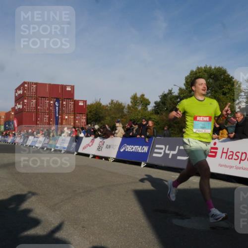 03.10.2025 - Köhlbrandbrückenlauf Matties Gatica Varas http://msf.ph/oto/9164596 03.10.2025 09:53:46 Ziel 3841 meine-sportfotos.de