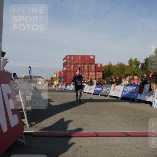03.10.2025 - Köhlbrandbrückenlauf Matties Gatica Varas http://msf.ph/oto/9164629 03.10.2025 09:54:35 Ziel 1061, 1462 meine-sportfotos.de