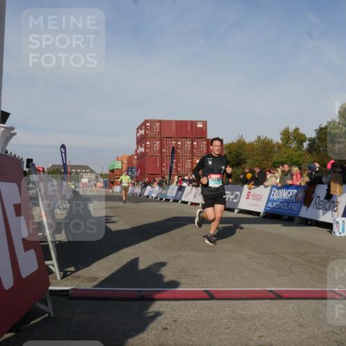 03.10.2025 - Köhlbrandbrückenlauf Matties Gatica Varas http://msf.ph/oto/9164633 03.10.2025 09:54:36 Ziel 1061, 1462 meine-sportfotos.de