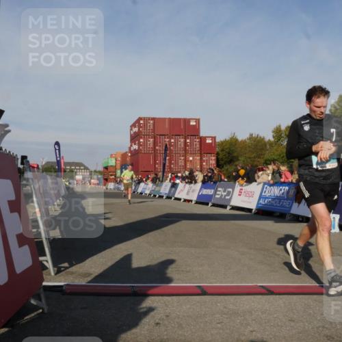 03.10.2025 - Köhlbrandbrückenlauf Matties Gatica Varas http://msf.ph/oto/9164636 03.10.2025 09:54:37 Ziel 1061, 1462 meine-sportfotos.de
