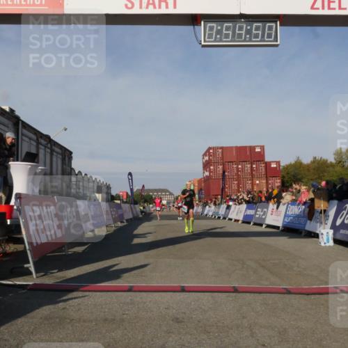 03.10.2025 - Köhlbrandbrückenlauf Matties Gatica Varas http://msf.ph/oto/9164657 03.10.2025 09:54:52 Ziel 2961, 3376, 3527, 3609 meine-sportfotos.de