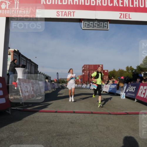 03.10.2025 - Köhlbrandbrückenlauf Matties Gatica Varas http://msf.ph/oto/9164736 03.10.2025 09:55:17 Ziel 3702, 3715, 3720 meine-sportfotos.de