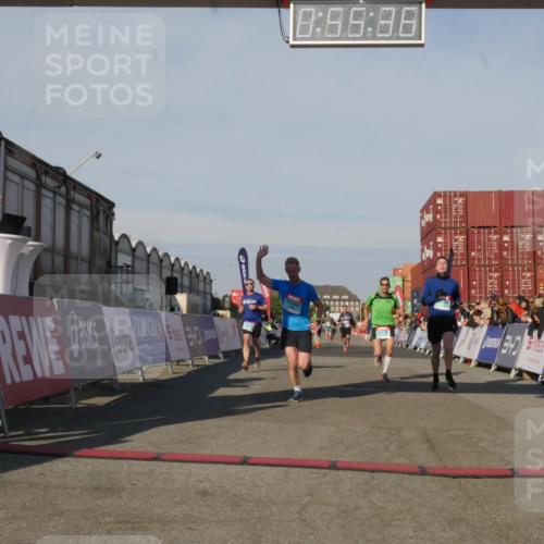 03.10.2025 - Köhlbrandbrückenlauf Matties Gatica Varas http://msf.ph/oto/9164787 03.10.2025 09:55:38 Ziel 1016, 1030, 1040, 1490, 2703, 2704, 2934 meine-sportfotos.de