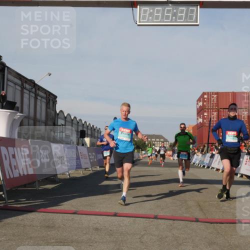 03.10.2025 - Köhlbrandbrückenlauf Matties Gatica Varas http://msf.ph/oto/9164791 03.10.2025 09:55:39 Ziel 1016, 1030, 1040, 1048, 1490, 2703, 2704, 2934 meine-sportfotos.de