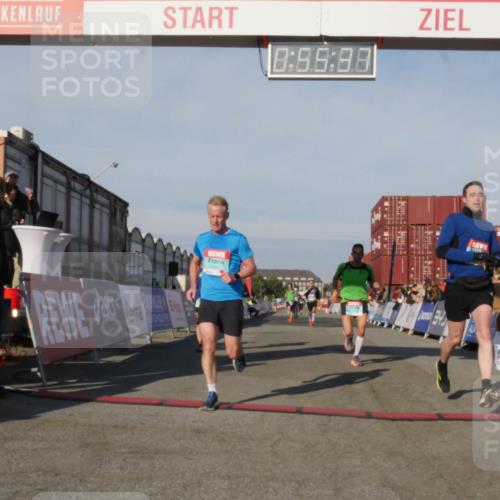 03.10.2025 - Köhlbrandbrückenlauf Matties Gatica Varas http://msf.ph/oto/9164793 03.10.2025 09:55:39 Ziel 1016, 1030, 1040, 1048, 1490, 2703, 2704, 2934 meine-sportfotos.de