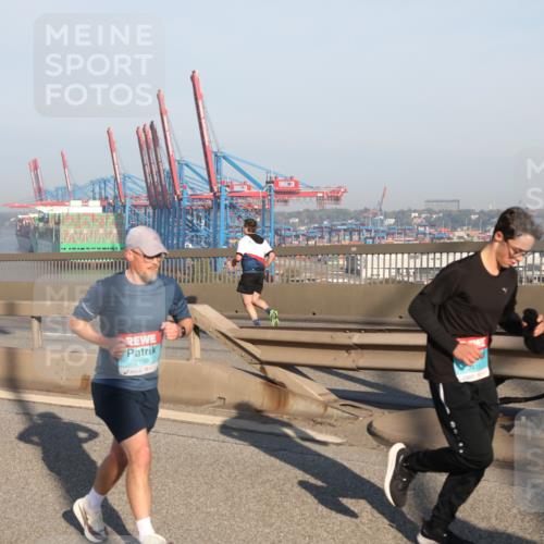 03.10.2025 - Köhlbrandbrückenlauf Yannick Fuchs http://msf.ph/oto/9174519 03.10.2025 08:43:07 Position 2 3016, 2733, 3411, 118 meine-sportfotos.de