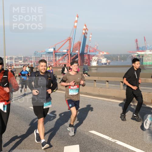 03.10.2025 - Köhlbrandbrückenlauf Yannick Fuchs http://msf.ph/oto/9174521 03.10.2025 08:43:08 Position 2 5, 1680, 1722, 3016 meine-sportfotos.de