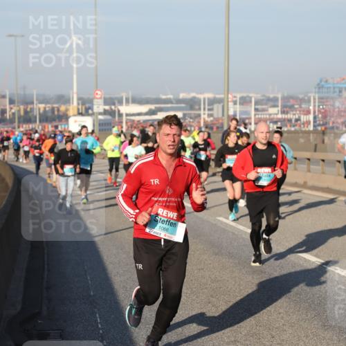 03.10.2025 - Köhlbrandbrückenlauf Yannick Fuchs http://msf.ph/oto/9174575 03.10.2025 08:43:22 Position 2 1066 meine-sportfotos.de