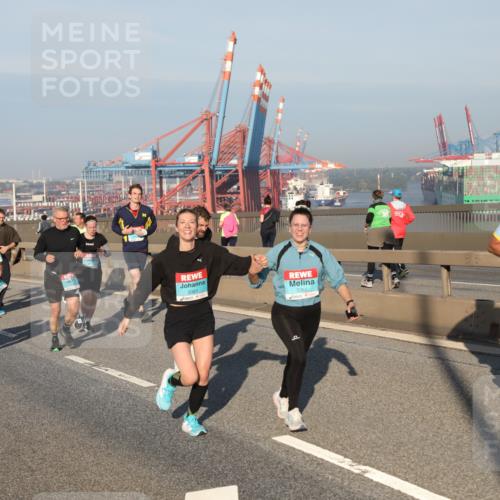 03.10.2025 - Köhlbrandbrückenlauf Yannick Fuchs http://msf.ph/oto/9174590 03.10.2025 08:43:26 Position 2 3361, 3362 meine-sportfotos.de