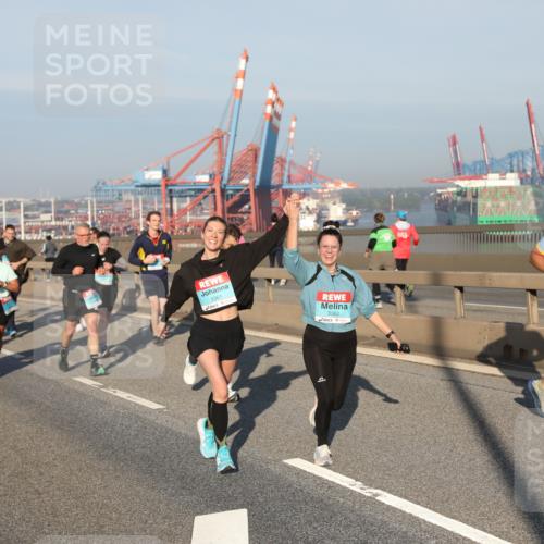 03.10.2025 - Köhlbrandbrückenlauf Yannick Fuchs http://msf.ph/oto/9174591 03.10.2025 08:43:26 Position 2 3361, 3362, 3071 meine-sportfotos.de