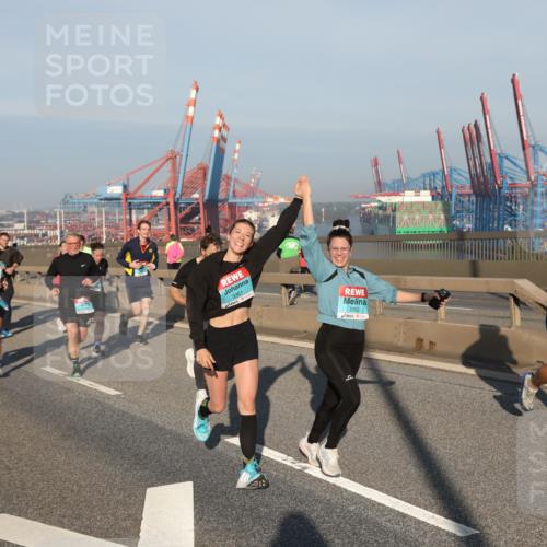 03.10.2025 - Köhlbrandbrückenlauf Yannick Fuchs http://msf.ph/oto/9174594 03.10.2025 08:43:26 Position 2 3361, 3362 meine-sportfotos.de