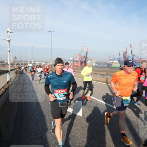 03.10.2025 - Köhlbrandbrückenlauf Yannick Fuchs http://msf.ph/oto/9174622 03.10.2025 08:43:32 Position 2 1200, 2983, 1188 meine-sportfotos.de