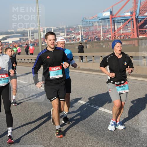 03.10.2025 - Köhlbrandbrückenlauf Yannick Fuchs http://msf.ph/oto/9174687 03.10.2025 08:43:42 Position 2 1229, 3808, 3493 meine-sportfotos.de