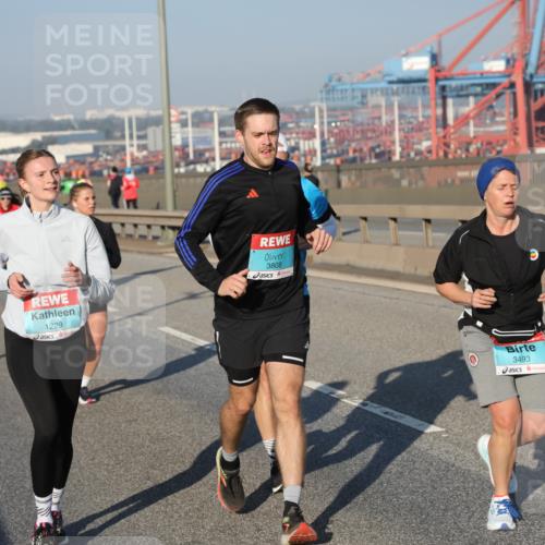 03.10.2025 - Köhlbrandbrückenlauf Yannick Fuchs http://msf.ph/oto/9174690 03.10.2025 08:43:42 Position 2 1229, 3808, 3493 meine-sportfotos.de