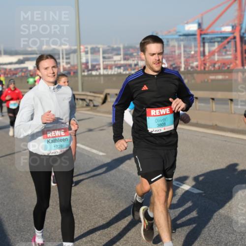 03.10.2025 - Köhlbrandbrückenlauf Yannick Fuchs http://msf.ph/oto/9174694 03.10.2025 08:43:43 Position 2 1229, 3808, 3493 meine-sportfotos.de