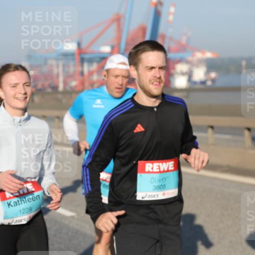 03.10.2025 - Köhlbrandbrückenlauf Yannick Fuchs http://msf.ph/oto/9174701 03.10.2025 08:43:44 Position 2 1229, 3808 meine-sportfotos.de