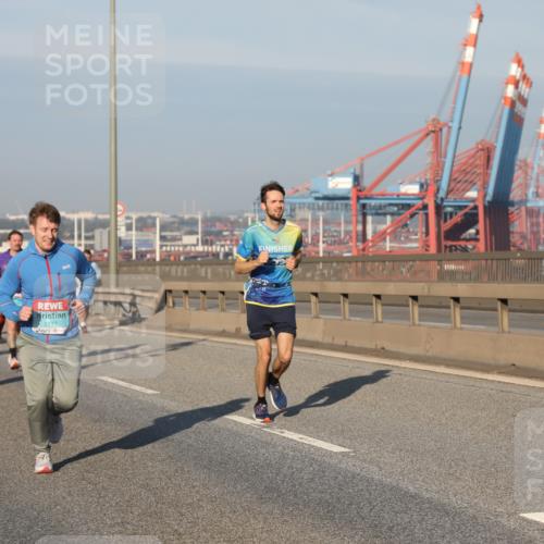 03.10.2025 - Köhlbrandbrückenlauf Yannick Fuchs http://msf.ph/oto/9174817 03.10.2025 08:44:18 Position 2 2117 meine-sportfotos.de
