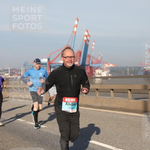 03.10.2025 - Köhlbrandbrückenlauf Yannick Fuchs http://msf.ph/oto/9174869 03.10.2025 08:44:24 Position 2 1873 meine-sportfotos.de