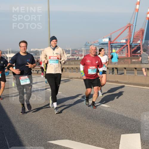 03.10.2025 - Köhlbrandbrückenlauf Yannick Fuchs http://msf.ph/oto/9174959 03.10.2025 08:44:35 Position 2 2027, 1408, 2134 meine-sportfotos.de