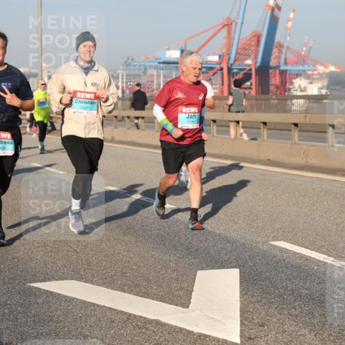 03.10.2025 - Köhlbrandbrückenlauf Yannick Fuchs http://msf.ph/oto/9174972 03.10.2025 08:44:35 Position 2 1408, 2027, 2134 meine-sportfotos.de