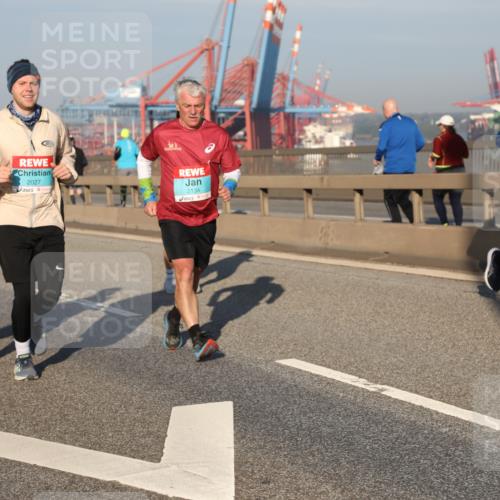03.10.2025 - Köhlbrandbrückenlauf Yannick Fuchs http://msf.ph/oto/9174978 03.10.2025 08:44:36 Position 2 1408, 2027, 2134 meine-sportfotos.de