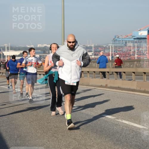 03.10.2025 - Köhlbrandbrückenlauf Yannick Fuchs http://msf.ph/oto/9175104 03.10.2025 08:44:44 Position 2 1679, 500, 1 meine-sportfotos.de
