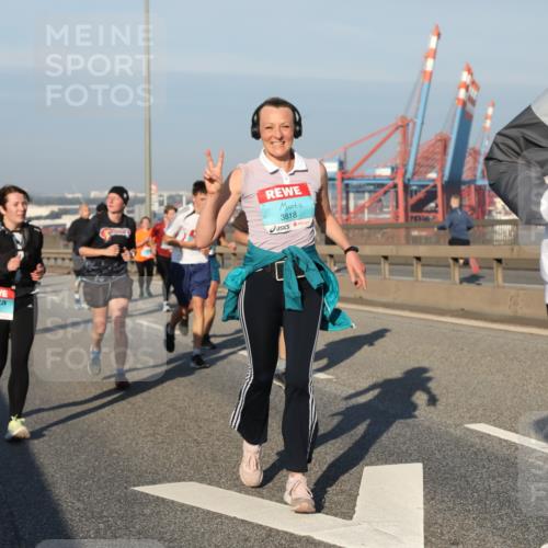 03.10.2025 - Köhlbrandbrückenlauf Yannick Fuchs http://msf.ph/oto/9175157 03.10.2025 08:44:47 Position 2 3818 meine-sportfotos.de