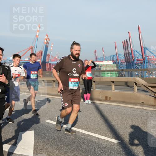 03.10.2025 - Köhlbrandbrückenlauf Yannick Fuchs http://msf.ph/oto/9175180 03.10.2025 08:44:49 Position 2 1679, 1014, 2786 meine-sportfotos.de