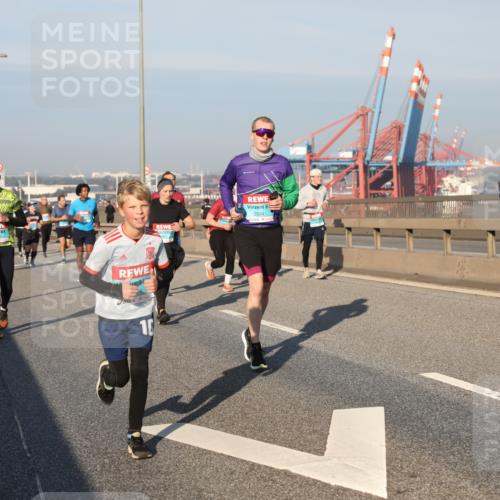 03.10.2025 - Köhlbrandbrückenlauf Yannick Fuchs http://msf.ph/oto/9175318 03.10.2025 08:45:00 Position 2 10, 1833 meine-sportfotos.de