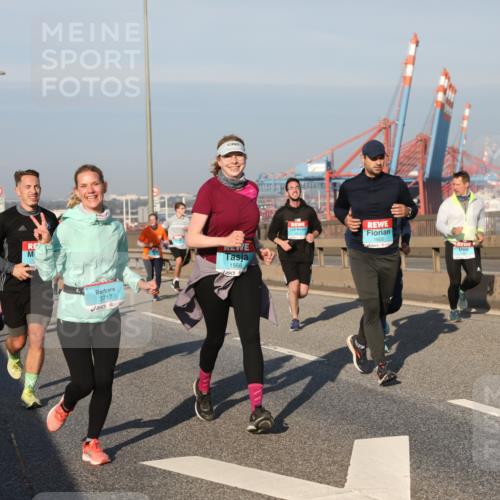 03.10.2025 - Köhlbrandbrückenlauf Yannick Fuchs http://msf.ph/oto/9175605 03.10.2025 08:45:25 Position 2 3717, 1568, 1605, 16 meine-sportfotos.de