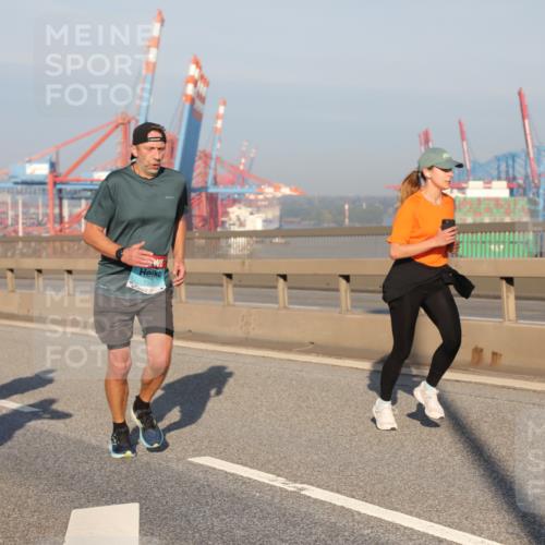 03.10.2025 - Köhlbrandbrückenlauf Yannick Fuchs http://msf.ph/oto/9175674 03.10.2025 08:45:32 Position 2 1501 meine-sportfotos.de